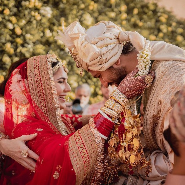 5 Foto Bahagia pernikahan Katrina Kaif & Vicky Kaushal Katrina Khaif dan Vicky Kaushal kini telah resmi menjadi sepasang suami istri pada (3/12). Yuk intip momen bahagia pernikahan mereka!