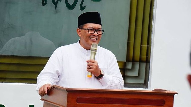 7 Potret Mang Oded Walikota Bandung yang Meninggal Saat Jadi Khatib Bandung berduka, Oded M Danial Wali Kota Bandung meninggal dunia Jumat (10/12) saat jadi khatib salat jumat. Yuk intip!