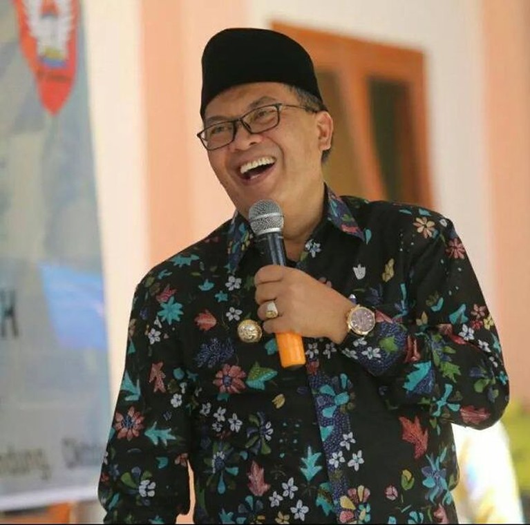7 Potret Mang Oded Walikota Bandung yang Meninggal Saat Jadi Khatib Bandung berduka, Oded M Danial Wali Kota Bandung meninggal dunia Jumat (10/12) saat jadi khatib salat jumat. Yuk intip!