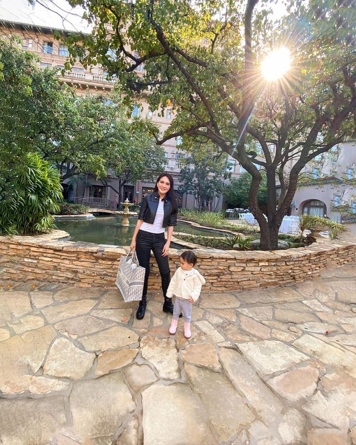 Shandy Aulia memboyong putri tercinta untuk pertama kali liburan ke luar negeri yaitu ke Los Angeles&comma; Amerika&period; Yuk intip&excl;