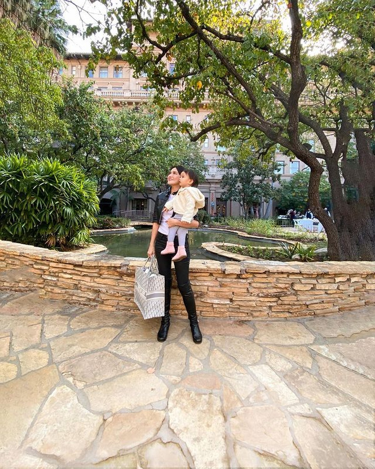 Shandy Aulia memboyong putri tercinta untuk pertama kali liburan ke luar negeri yaitu ke Los Angeles&comma; Amerika&period; Yuk intip&excl;