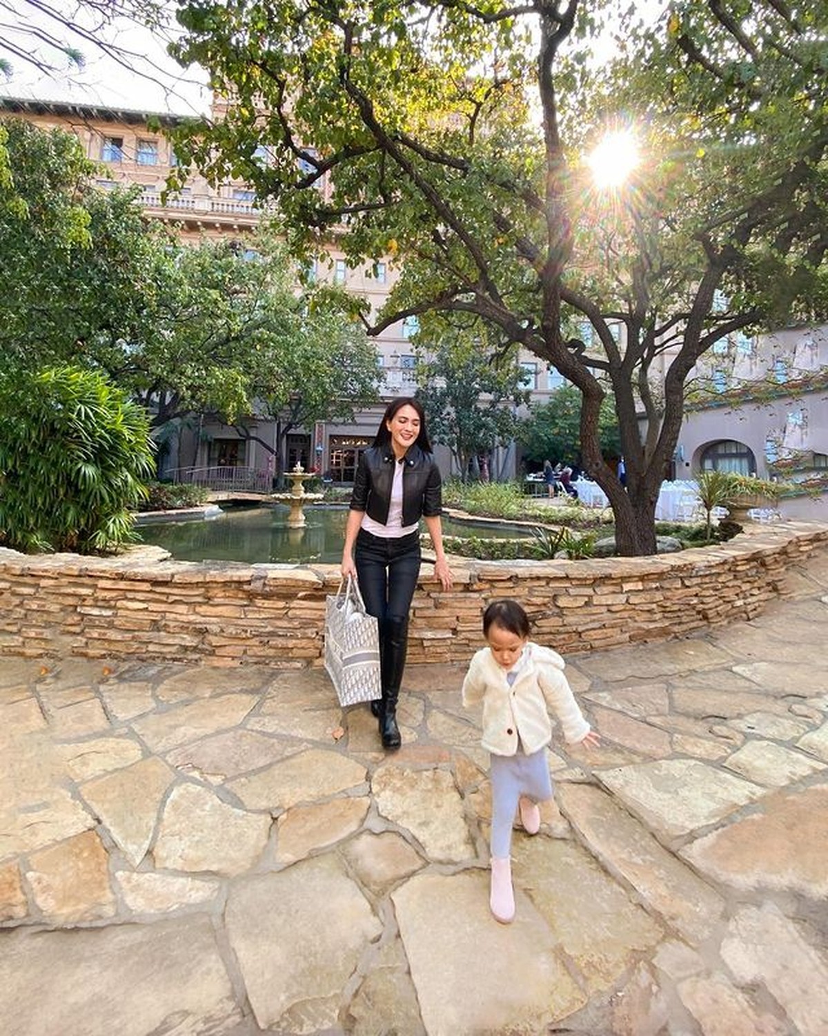 Shandy Aulia memboyong putri tercinta untuk pertama kali liburan ke luar negeri yaitu ke Los Angeles&comma; Amerika&period; Yuk intip&excl;