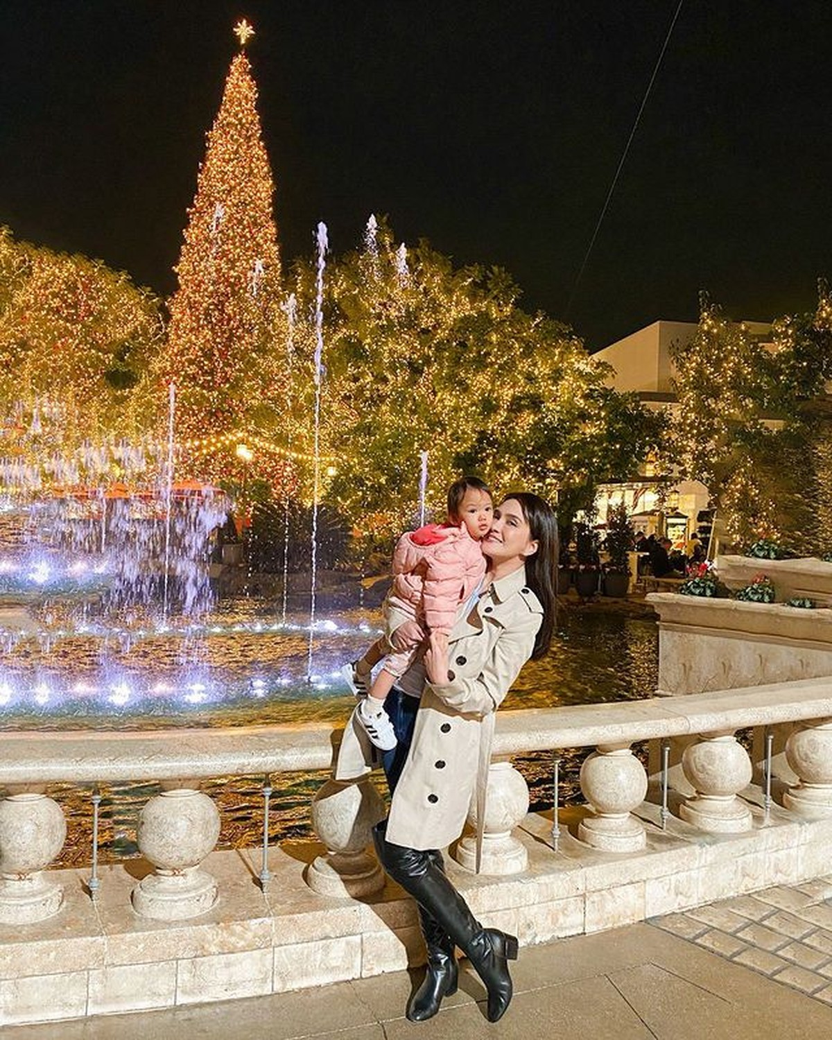 Shandy Aulia memboyong putri tercinta untuk pertama kali liburan ke luar negeri yaitu ke Los Angeles&comma; Amerika&period; Yuk intip&excl;