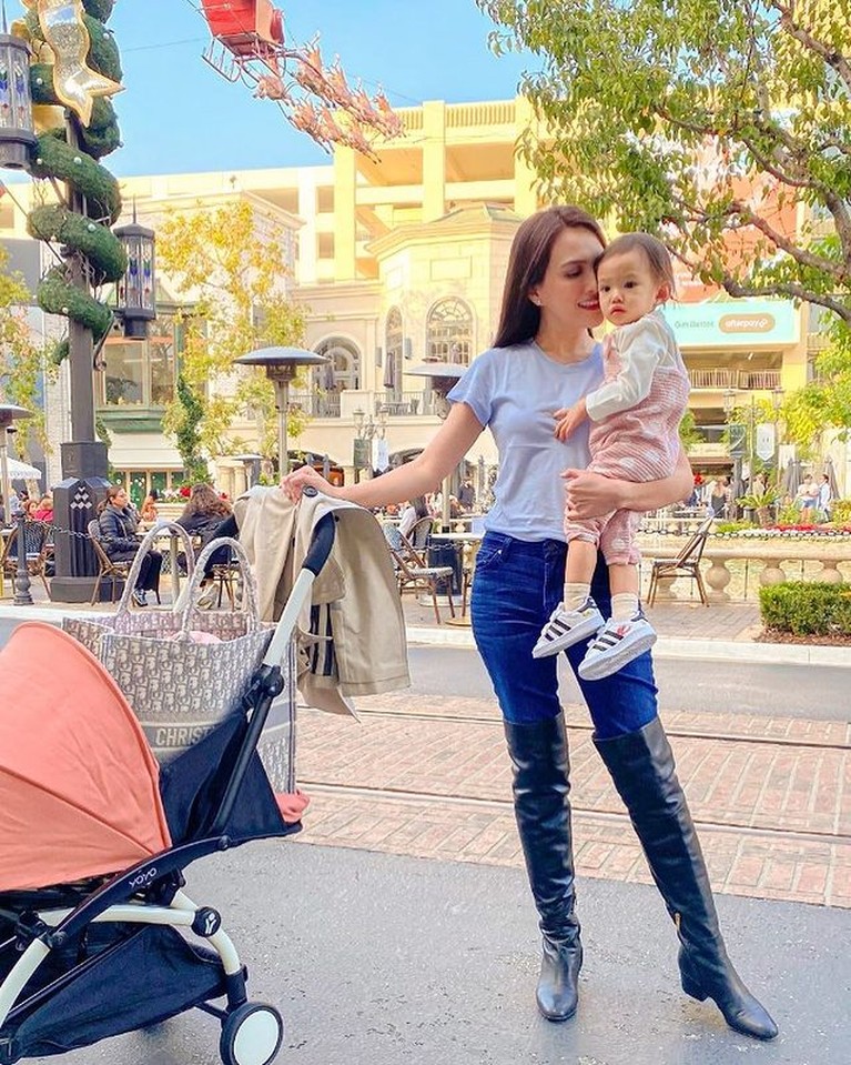 7 Potret Shandy Aulia dan Baby Claire di Amerika Shandy Aulia memboyong putri tercinta untuk pertama kali liburan ke luar negeri yaitu ke Los Angeles, Amerika. Yuk intip!