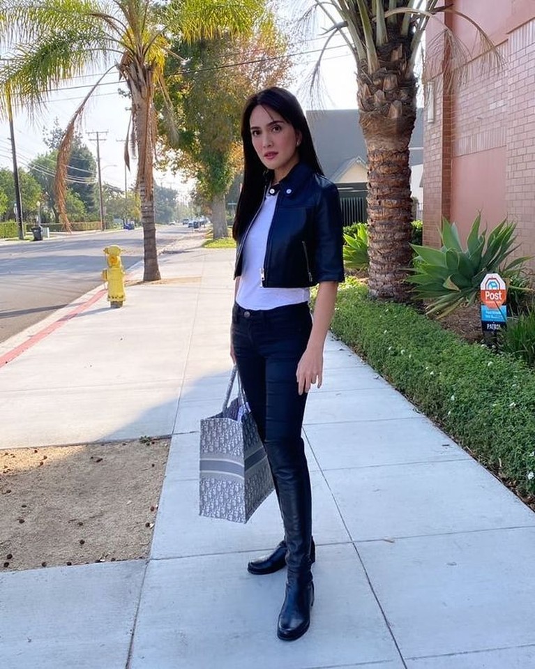 7 Potret Shandy Aulia dan Baby Claire di Amerika Shandy Aulia memboyong putri tercinta untuk pertama kali liburan ke luar negeri yaitu ke Los Angeles, Amerika. Yuk intip!