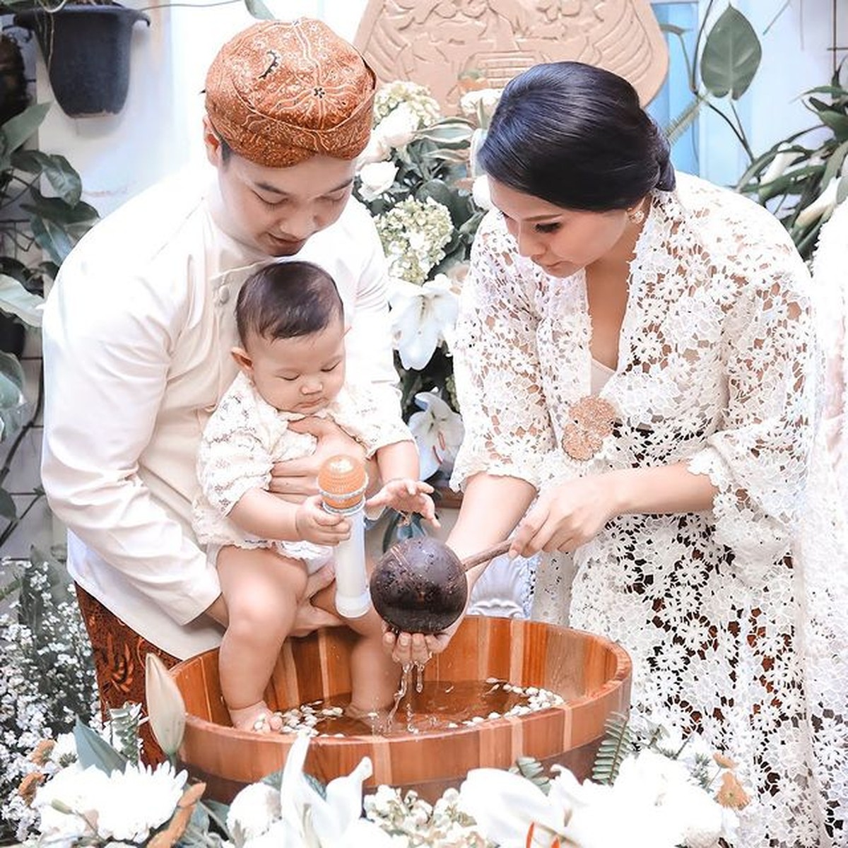 Kartika Sary dan suami gelar acara tedak siten putrinya baby Kirei keponakan Yuni Shara dan Krisdayanti berusia 7 bulan&period; Yuk intip&excl;