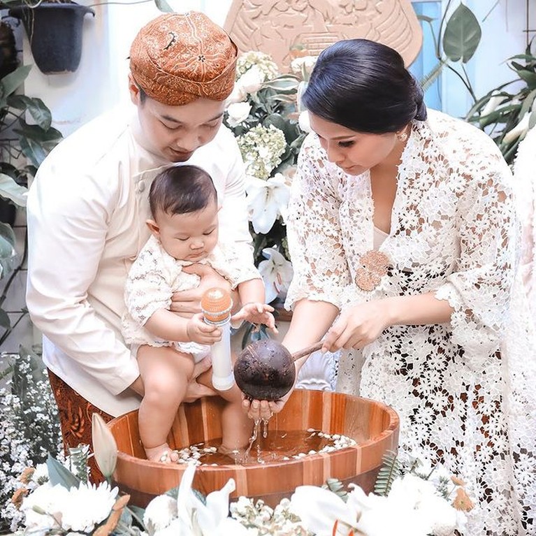 8 Momen Tedak Siten Keponakan Yuni Shara dan Krisdayanti Kartika Sary dan suami gelar acara tedak siten putrinya baby Kirei keponakan Yuni Shara dan Krisdayanti berusia 7 bulan. Yuk intip!
