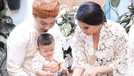 Kartika Sary dan suami gelar acara tedak siten putrinya baby Kirei keponakan Yuni Shara dan Krisdayanti berusia 7 bulan&period; Yuk intip&excl;