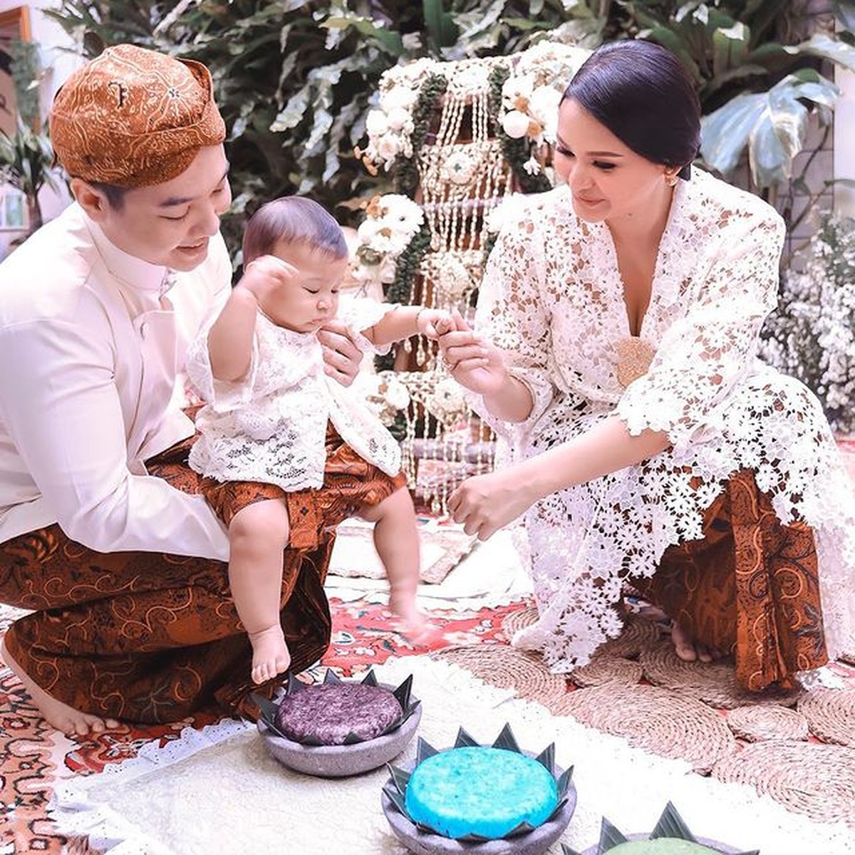 Kartika Sary dan suami gelar acara tedak siten putrinya baby Kirei keponakan Yuni Shara dan Krisdayanti berusia 7 bulan&period; Yuk intip&excl;