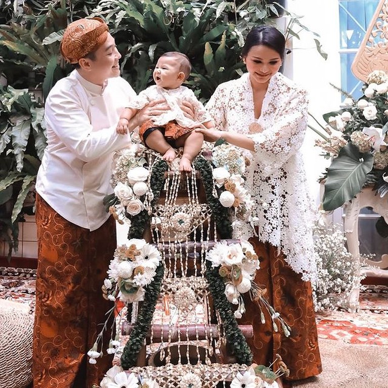 8 Momen Tedak Siten Keponakan Yuni Shara dan Krisdayanti Kartika Sary dan suami gelar acara tedak siten putrinya baby Kirei keponakan Yuni Shara dan Krisdayanti berusia 7 bulan. Yuk intip!