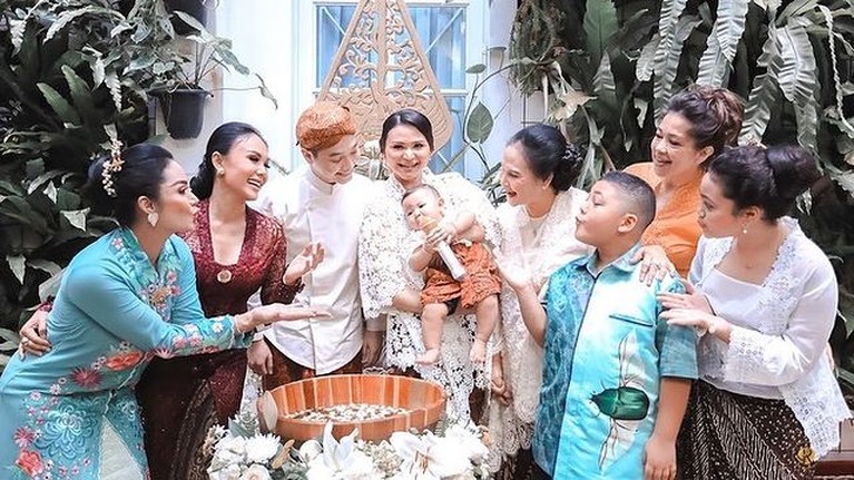 8 Momen Tedak Siten Keponakan Yuni Shara dan Krisdayanti Kartika Sary dan suami gelar acara tedak siten putrinya baby Kirei keponakan Yuni Shara dan Krisdayanti berusia 7 bulan. Yuk intip!