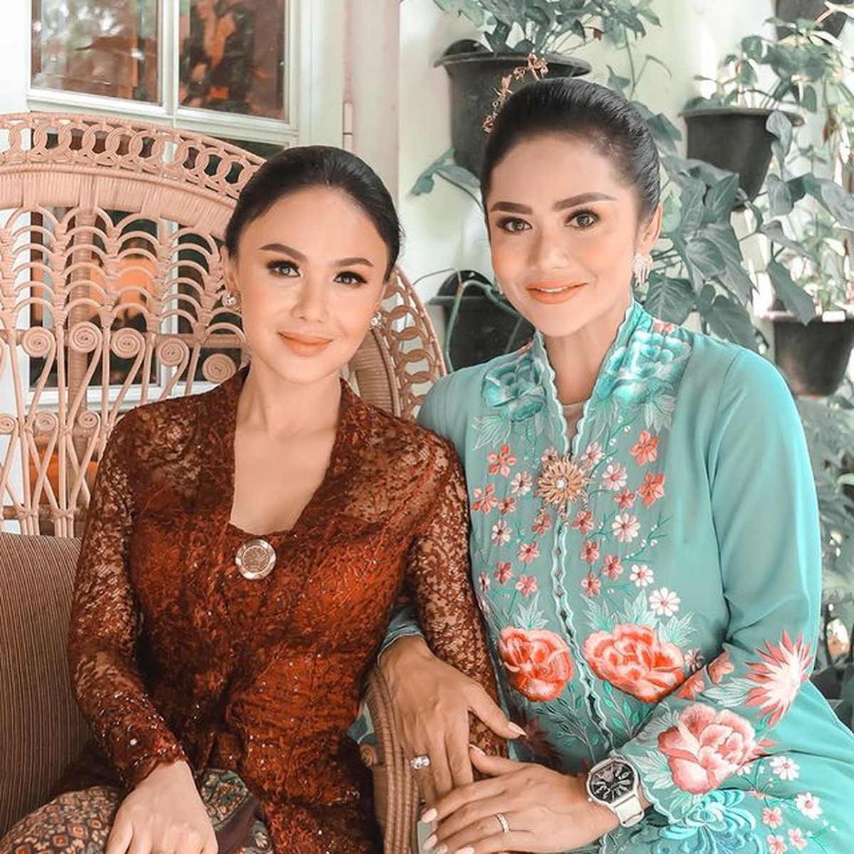 Kartika Sary dan suami gelar acara tedak siten putrinya baby Kirei keponakan Yuni Shara dan Krisdayanti berusia 7 bulan&period; Yuk intip&excl;