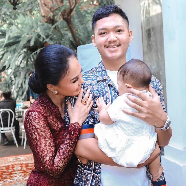 8 Momen Tedak Siten Keponakan Yuni Shara dan Krisdayanti Kartika Sary dan suami gelar acara tedak siten putrinya baby Kirei keponakan Yuni Shara dan Krisdayanti berusia 7 bulan. Yuk intip!