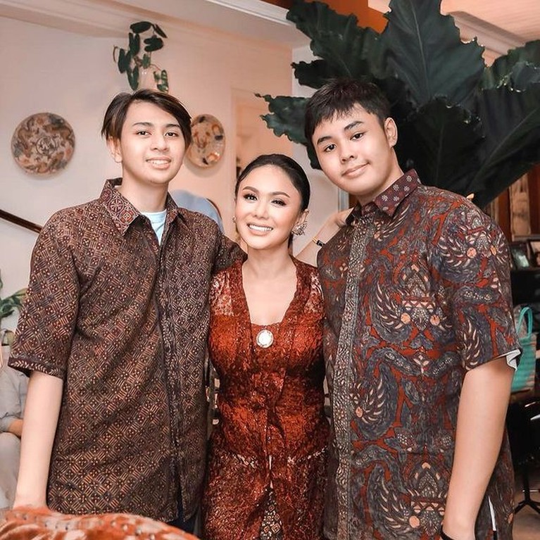 8 Momen Tedak Siten Keponakan Yuni Shara dan Krisdayanti Kartika Sary dan suami gelar acara tedak siten putrinya baby Kirei keponakan Yuni Shara dan Krisdayanti berusia 7 bulan. Yuk intip!
