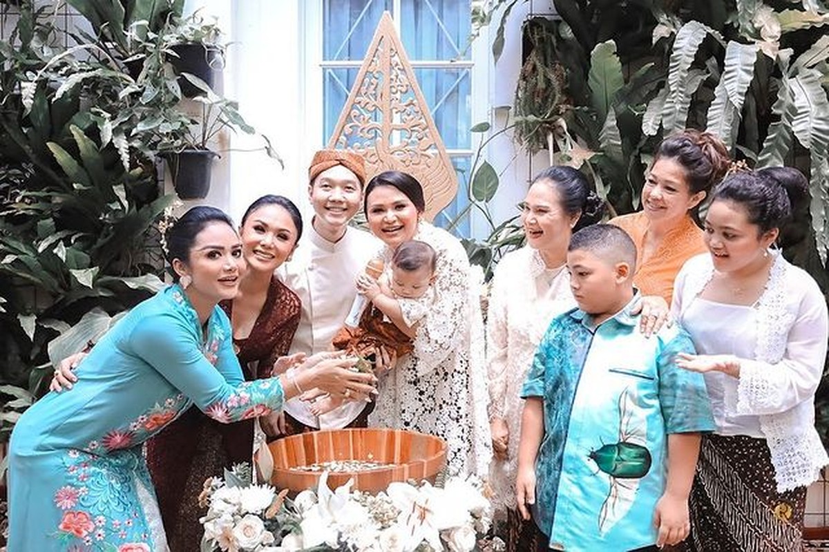 Kartika Sary dan suami gelar acara tedak siten putrinya baby Kirei keponakan Yuni Shara dan Krisdayanti berusia 7 bulan&period; Yuk intip&excl;