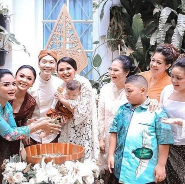 8 Momen Tedak Siten Keponakan Yuni Shara & Krisdayanti Kental dengan Adat