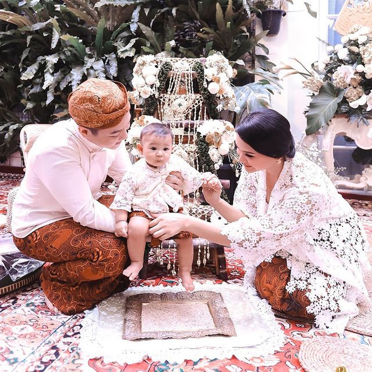 Kartika Sary dan suami gelar acara tedak siten putrinya baby Kirei keponakan Yuni Shara dan Krisdayanti berusia 7 bulan&period; Yuk intip&excl;