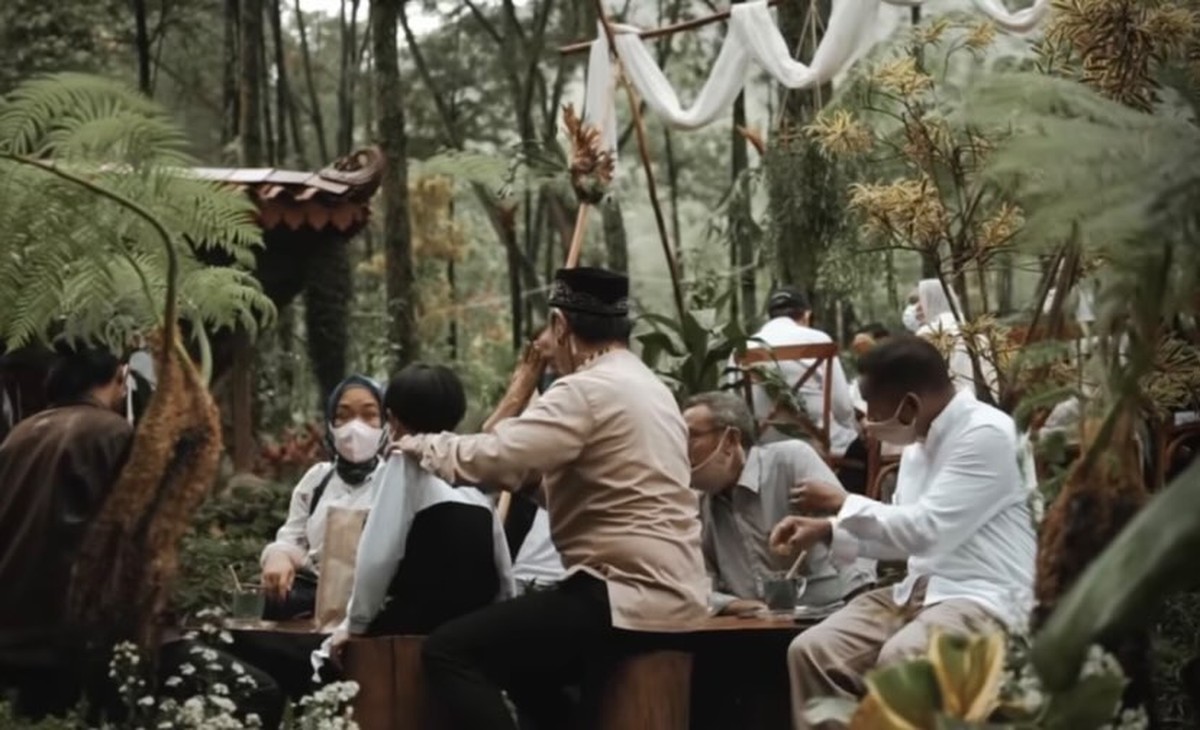 Ramon Y Tungka menikah untuk kedua kalinya dengan seorang wanita cantik bernama&comma; Cisya&period; Yuk intip&excl;