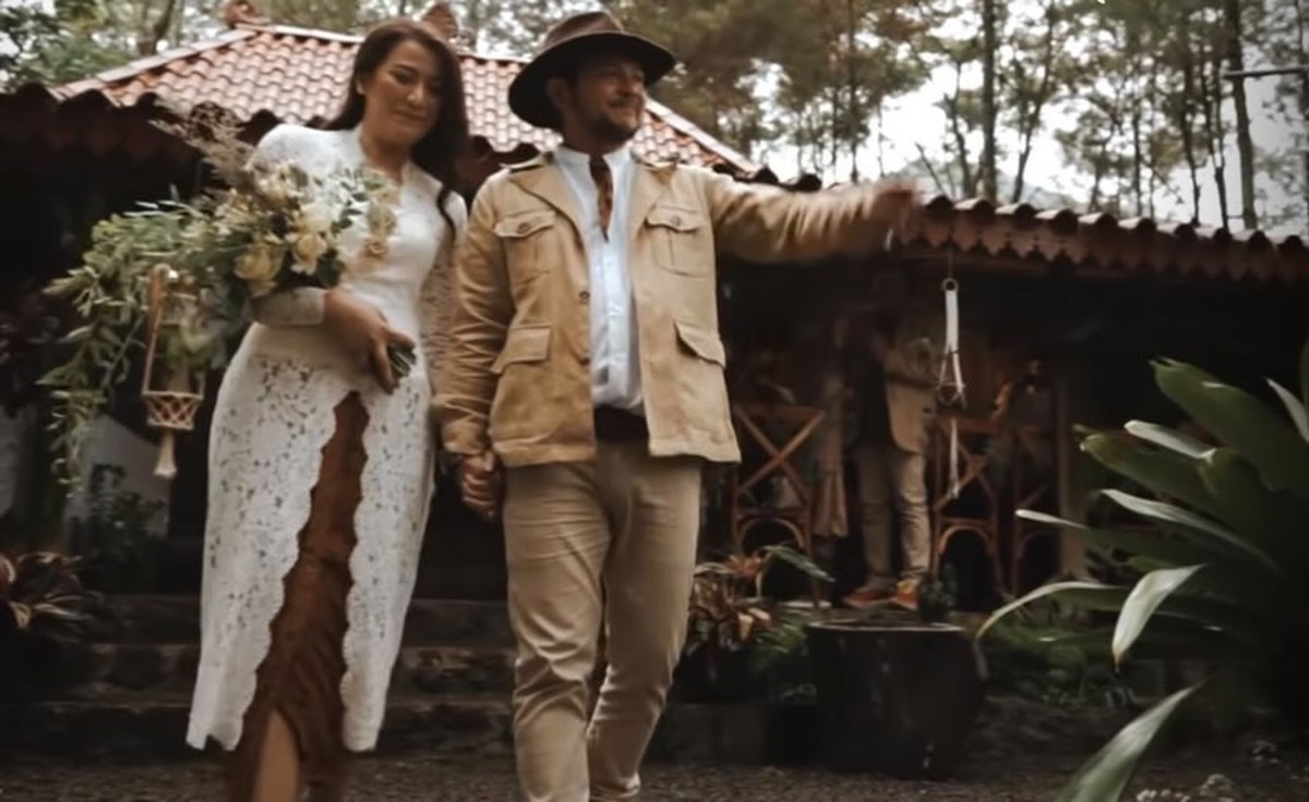 Ramon Y Tungka menikah untuk kedua kalinya dengan seorang wanita cantik bernama&comma; Cisya&period; Yuk intip&excl;