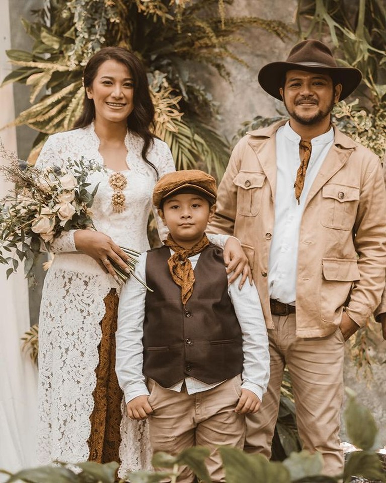 Ramon Y Tungka menikah untuk kedua kalinya dengan seorang wanita cantik bernama, Cisya. Yuk intip!
