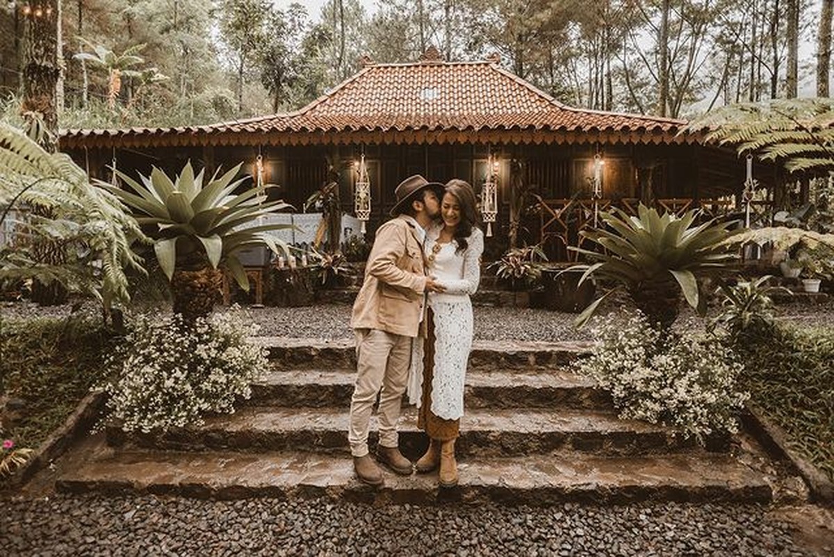 Ramon Y Tungka menikah untuk kedua kalinya dengan seorang wanita cantik bernama&comma; Cisya&period; Yuk intip&excl;