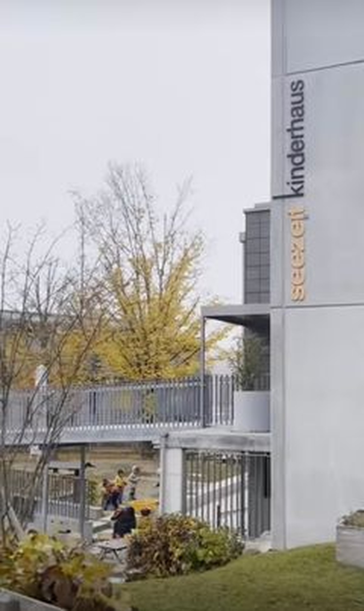 Ira Wibowo pernah menghabisi masa kecilnya tinggal di sebuah kota di Jerman bernama&comma; Konstanz&period; Yuk kita intip&excl;