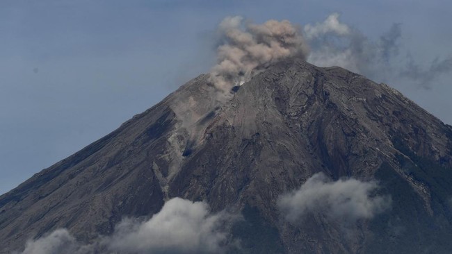 Wapres Ma'ruf Amin batal berkunjung ke daerah terdampak erupsi Gunung Semeru di Lumajang lantaran ada awan panas guguran susulan, pagi ini.