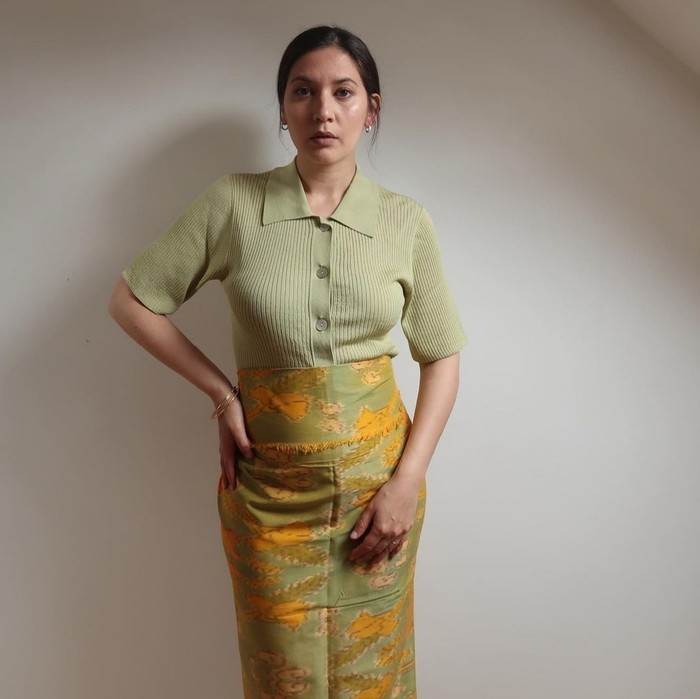 Aktris film dan model asal Indonesia, Hannah Al Rashid kerap memamerkan gaya busananya yang terkesan glamor tapi agak nyentrik. Kali ini ia tampak memadukan kemeja knit dengan kain tenun dengan nuansa hijau yang senada. (Foto: Instagram.com/hannahalrashid)