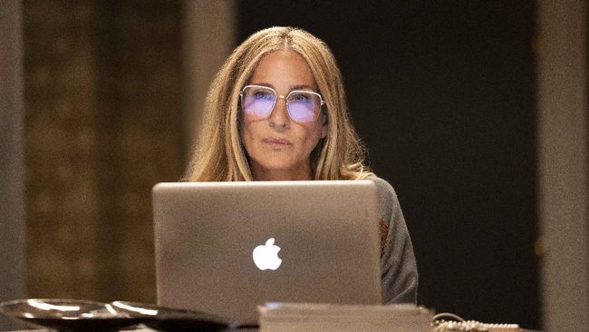 And Just Like That mengisahkan perjalanan baru Carrie Bradshaw dikelilingi teman-temannya, Miranda Hobbes dan Charlotte York.