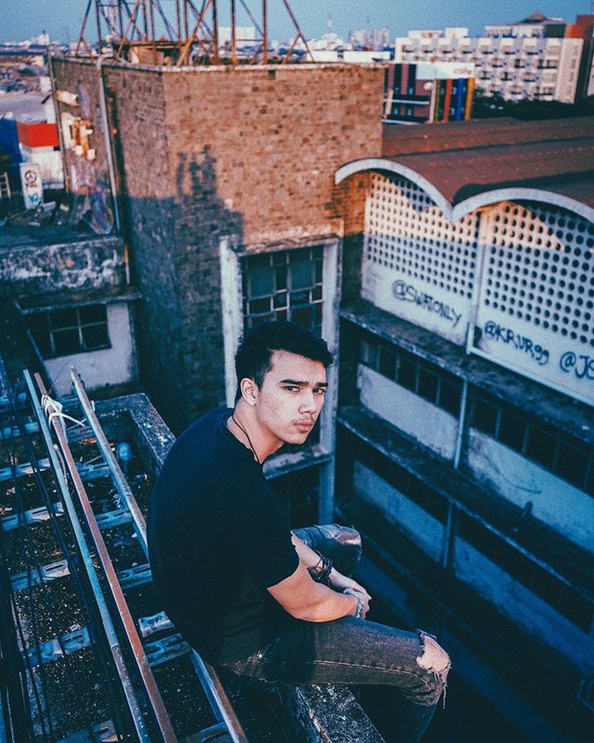 Aktor Jeff Smith baru saja bebas usai ditangkap narkoba namun ia kembali ditangkap pada Rabu &lpar;8&sol;12&rpar; jadi sorotan&period; Yuk intip potretnya&excl;