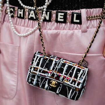 Merasa Diboikot, Para Influencer Rusia Nekat Gunting Tas Chanel Milik Mereka!
