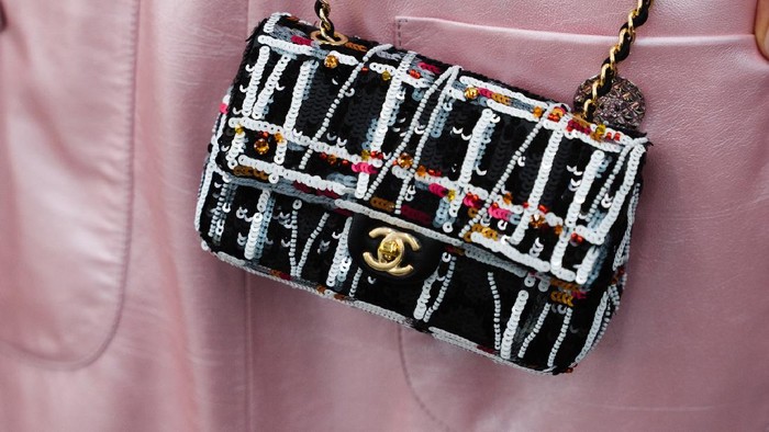 Merasa Diboikot, Para Influencer Rusia Nekat Gunting Tas Chanel Milik Mereka! Merasa Diboikot, Para Influencer Rusia Nekat Gunting Tas Chanel Milik Mereka!