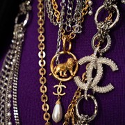 Ngeri, Butik Perhiasan Chanel di Paris Dirampok Kawanan Bersenjata di Siang Hari! Ini Fakta Selengkapnya Beauties