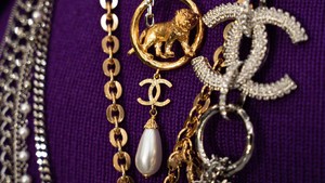 Ngeri, Butik Perhiasan Chanel di Paris Dirampok Kawanan Bersenjata di Siang Hari! Ini Fakta Selengkapnya Beauties