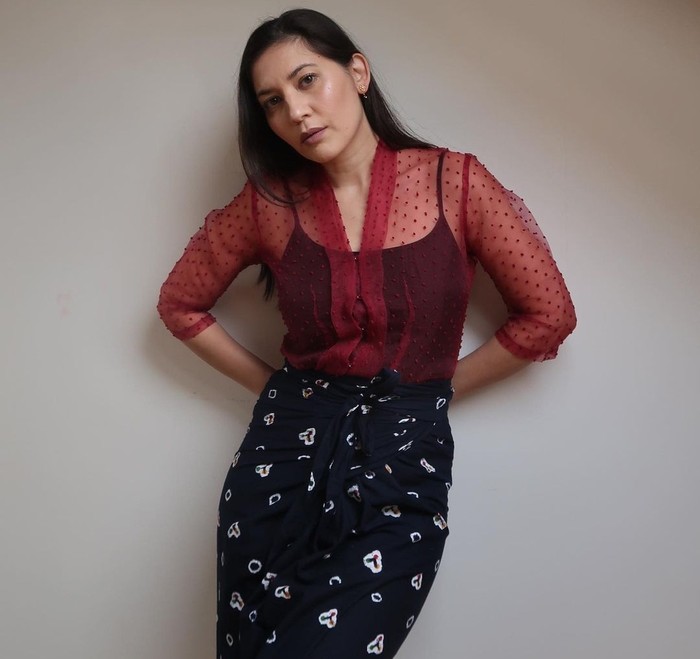Cocok untuk referensi busana kondangan atau hangout, Hannah tampil stylish kala berpose dalam balutan kebaya tule dot bernuansa marun dengan inner tank top. Simpel tapi modis, bawahannya ia memilih kain jumputan. (Foto: Instagram.com/hannahalrashid)
