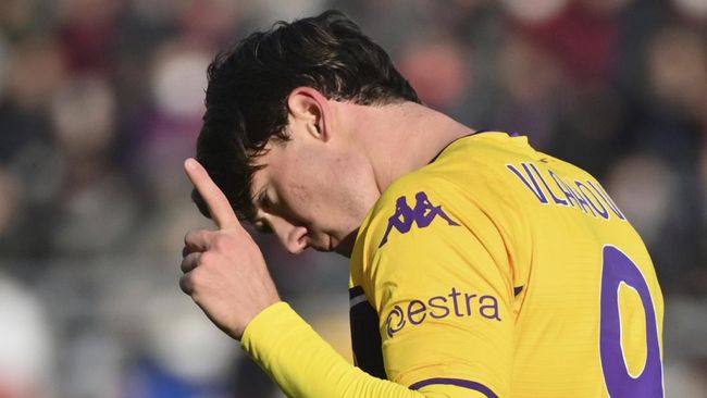 Penyerang Fiorentina, Dusan Vlahovic, jadi sasaran hinaan fan yang marah mendengar kabar ia bergabung dengan Juventus.