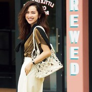 Gaya Kasual Minimalis dan Nyaman ala Perempuan Jepang, Pas untuk Ibu Rumah Tangga Modern