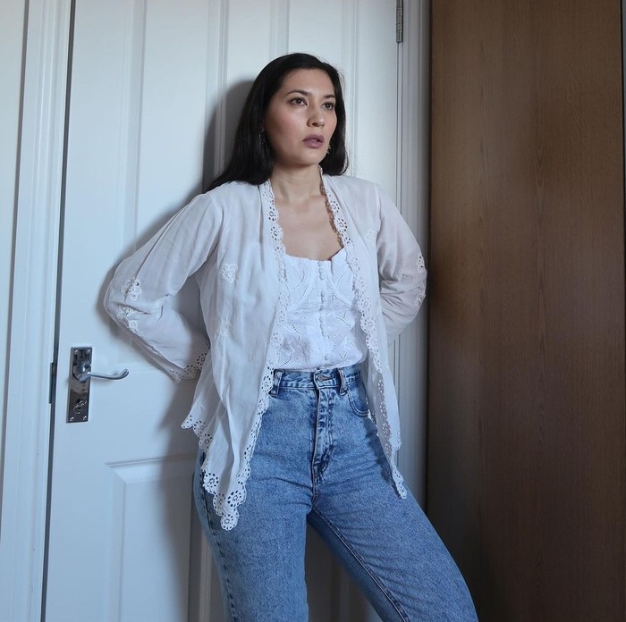 Hannah mengaku merasa lebih cantik saat mengenakan kebaya, terutama karena itu adalah warisan budaya Indonesia. Seperti pada foto ini, dirinya terlihat manis dalam outer kebaya dan bustier putih polos, plus celana jeans. (Foto: Instagram.com/hannahalrashid)