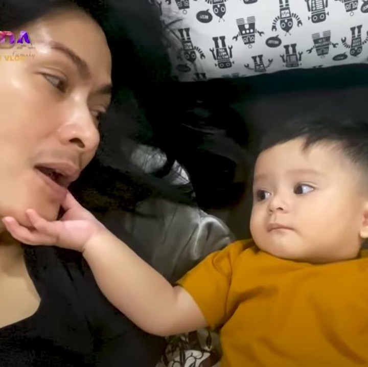 <p>Syaki yang kini berusia delapan bulan terlihat bagitu anteng saat bersama Iis Dahlia. (Foto: YouTube Isda Family)</p>
