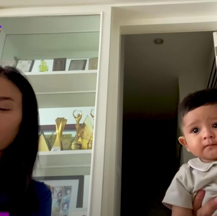 <p>Belum lama ini, Syaki menginap di rumah Iis Dahlia. Tampak Iis dan suaminya, Satrio Dewandono, momong Syaki bersama-sama. (YouTube Isda Family)</p>