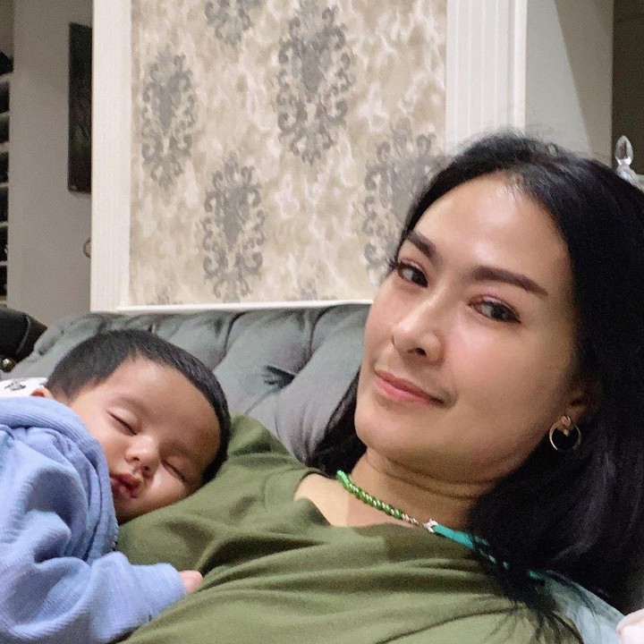 <p>Iis Dahlia tak ingin melewatkan momen bersama putra Rizki DA dan Nadya Mustika. Pelantun lagu Tamu Tak Diundang ini rela melakukan apa pun demi kebahagiaan si imut Syaki. (Foto: Instagram @isdadahlia)</p>
