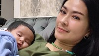 Bak Cucu Sendiri, Ini 7 Potret Iis Dahlia Momong Anak Rizki DA & Nadya Mustika