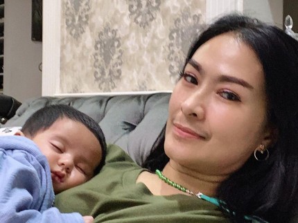 Bak Cucu Sendiri, Ini 7 Potret Iis Dahlia Momong Anak Rizki DA & Nadya Mustika