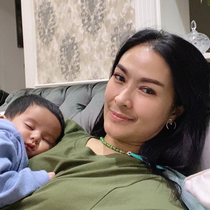 <p>Iis Dahlia kini punya rutinitas baru, Bunda. Ibu dua anak ini lagi suka momong anak Rizki DA dan Nadya Mustika yang bernama Baihaqqi Syaki Ramadhan. (Foto: Instagram @isdadahlia)</p>