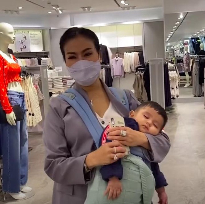 <p>Syaki tampaknya begitu nyaman bersama Iis Dahlia. Saat jalan-jalan ke mall, bocah 8 bulan ini tertidur pulas di pelukan penyanyi dangdut itu, Bunda. (YouTube Isda Family)</p>