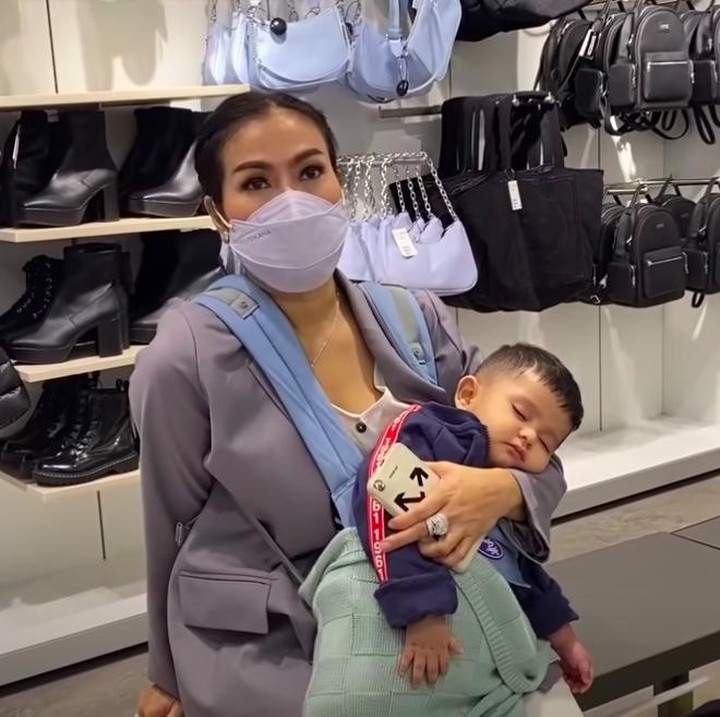 <p>Iis Dahlia begitu menyayangi Syaki seperti cucunya sendiri. Saat jalan-jalan bersama, Iis membelikan Syaki mainan. (Foto: YouTube Isda Family)</p>