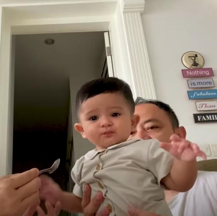 <p>Iis Dahlia dan suaminya kompak memberi makan Syaki. Satrio menggendong Syaki, sementara Iis Dahlia menyuapi anak Rizki DA ini makan. (YouTube Isda Family)</p>