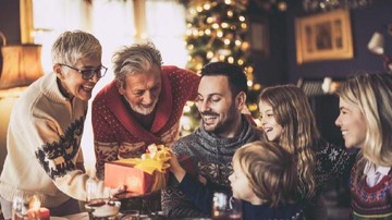 BUNDA BISA MEMBERIKAN KADO NATAL BERUPA MUG HINGGA PARFUM, PILIH SAJA BUN