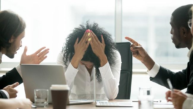 Diskriminasi adalah pembedaan perlakuan terhadap individu atau kelompok tertentu. Contoh diskriminasi sering ditemukan dalam lingkup keseharian kita. Apa saja?