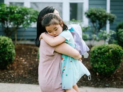 10 Bentuk Kasih Sayang Orang Tua yang Salah untuk Si Kecil